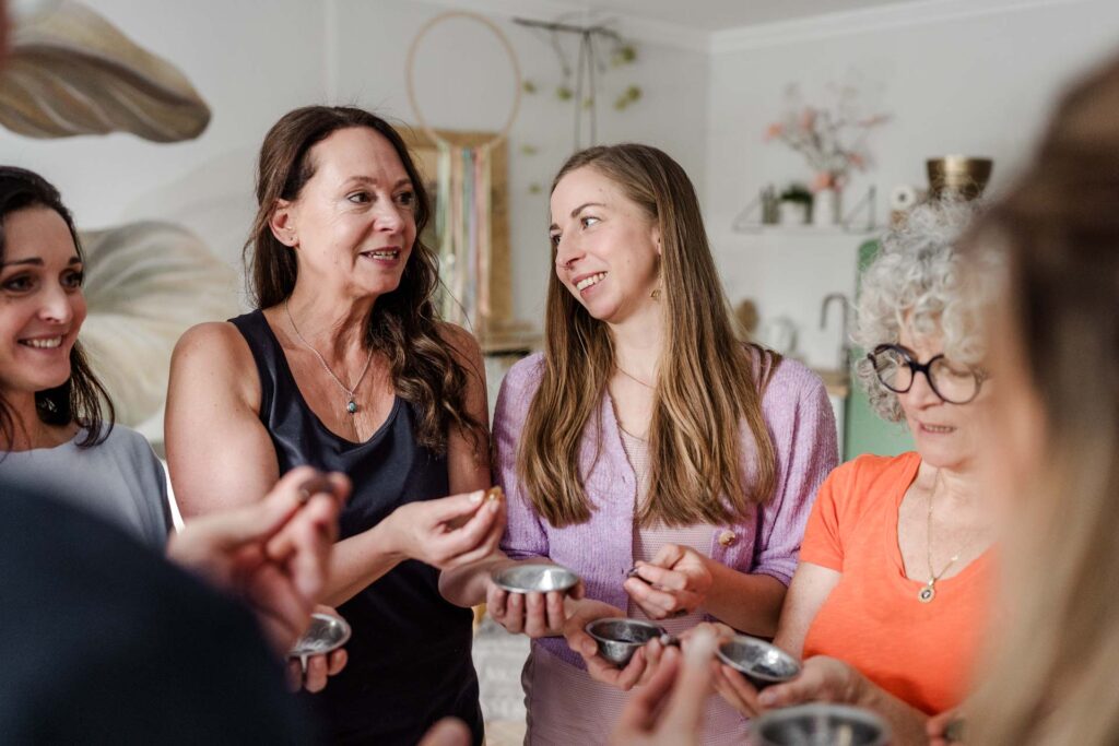 Fotografin Veronika Anna Zollner fotografiert hier Teilnehmerinnen der Ausbildung zum Erlernen der Lomi Lomi Massagetechnik von Sonja Blessing.