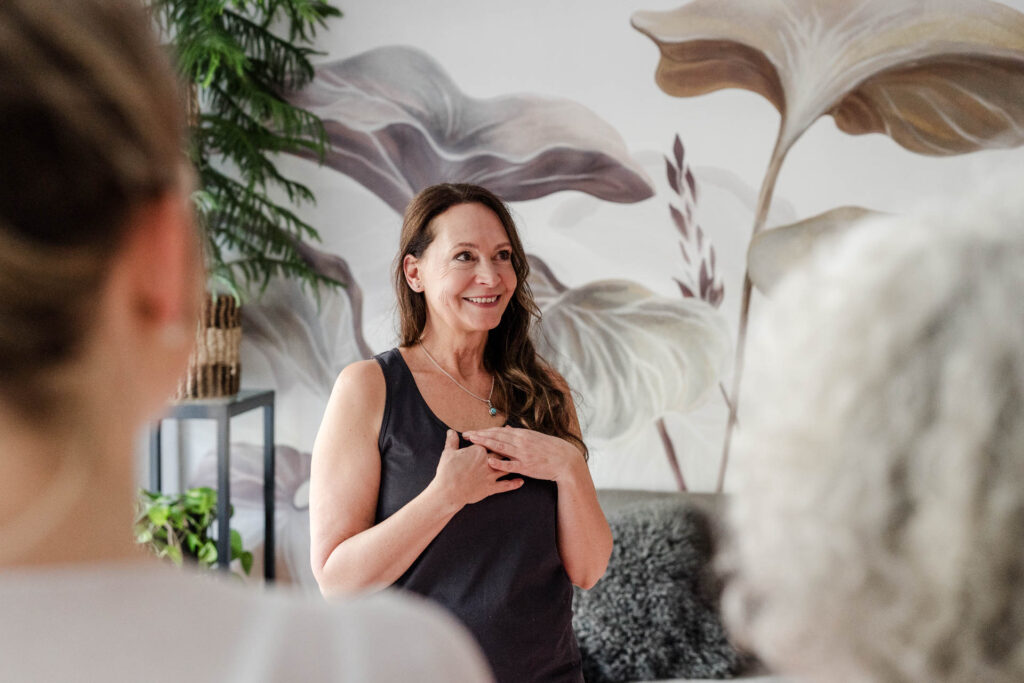 Sonja Blessing liebt es ihr Wissen rund um Lomi Lomi Massagen in ihren Ausbildungen und Retreats weiterzugeben.