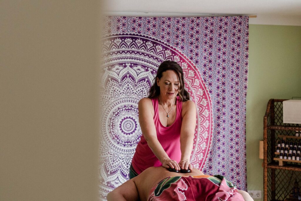 Sonja Blessing bei einer ʻIli ʻIli H﻿ot Stone in ihrem Massagestudio für traditionell Hawaiianische Lomi Lomi Massagen.